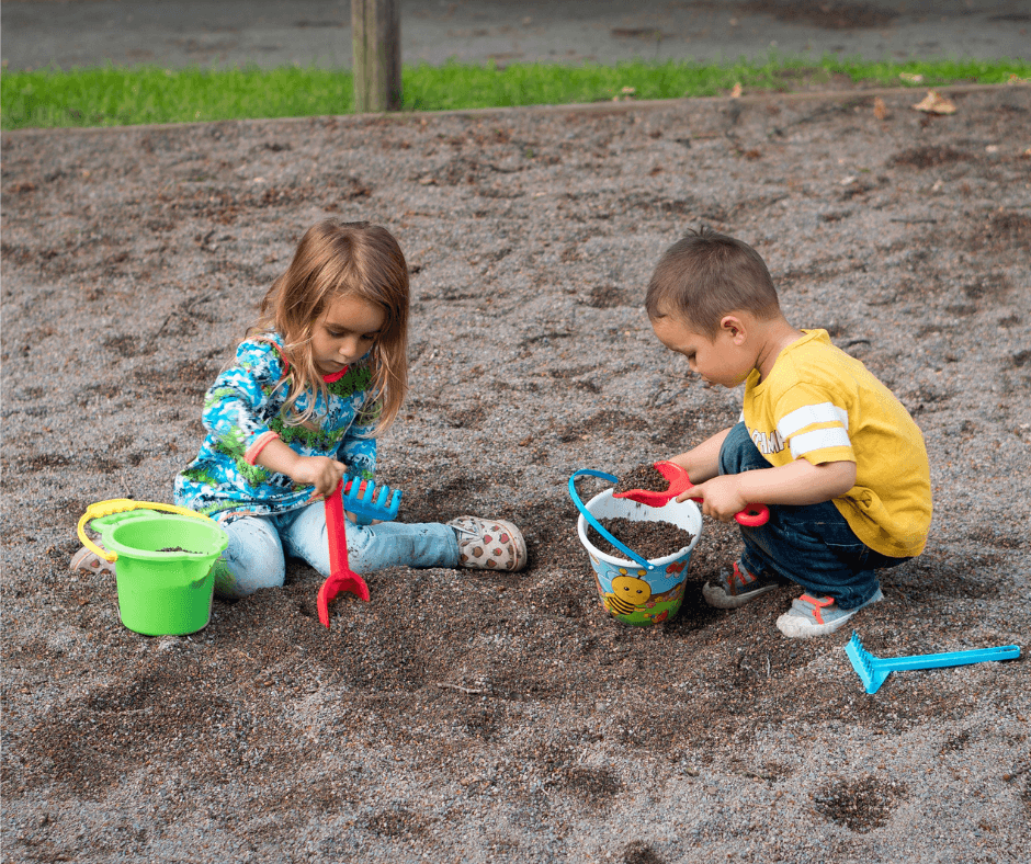 Spelende kinderen in een zandbak