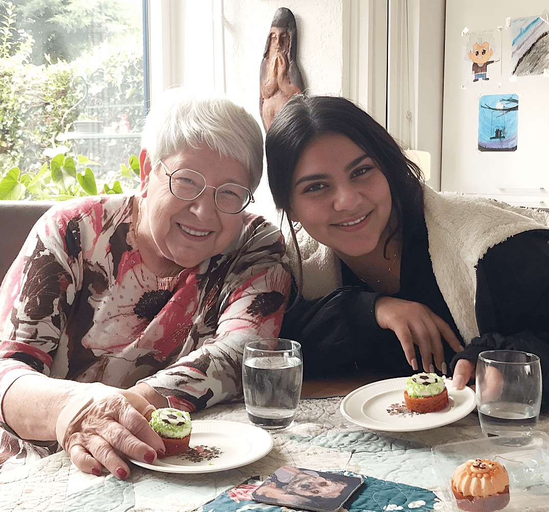 2 vrouwen die samen een taartje eten